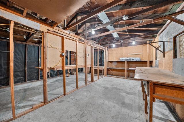 8915 E Grace Ave, Millwood, WA 99212