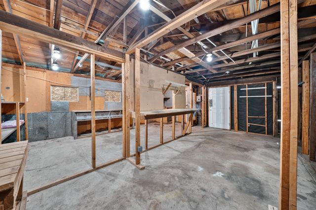 8915 E Grace Ave, Millwood, WA 99212