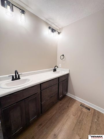 10526 S 76th Street, Lincoln, NE 68516