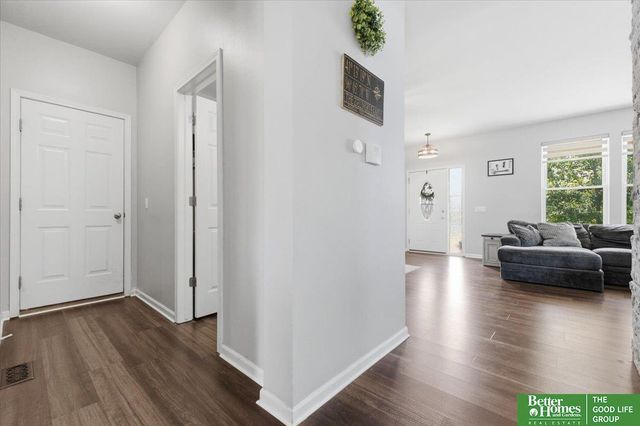 2003 Lakewood Drive, Papillion, NE 68046