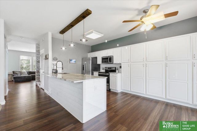 2003 Lakewood Drive, Papillion, NE 68046