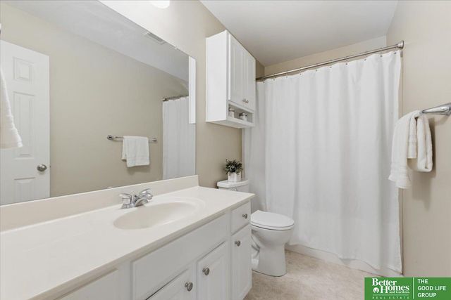 2003 Lakewood Drive, Papillion, NE 68046