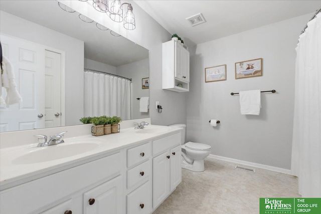 2003 Lakewood Drive, Papillion, NE 68046
