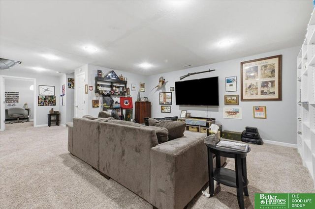 2003 Lakewood Drive, Papillion, NE 68046