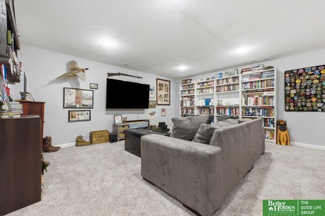 2003 Lakewood Drive, Papillion, NE 68046