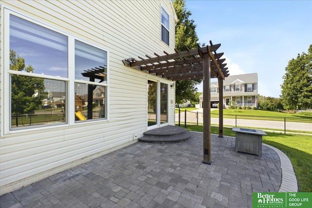 2003 Lakewood Drive, Papillion, NE 68046