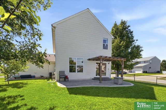 2003 Lakewood Drive, Papillion, NE 68046