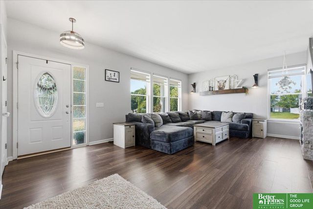 2003 Lakewood Drive, Papillion, NE 68046