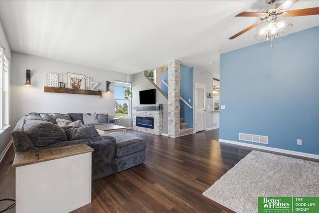 2003 Lakewood Drive, Papillion, NE 68046