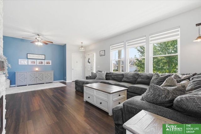 2003 Lakewood Drive, Papillion, NE 68046