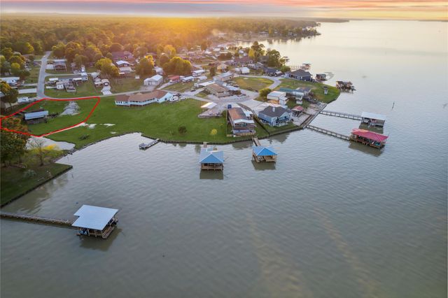 500 Lagoon Drive, Point Blank, TX 77364