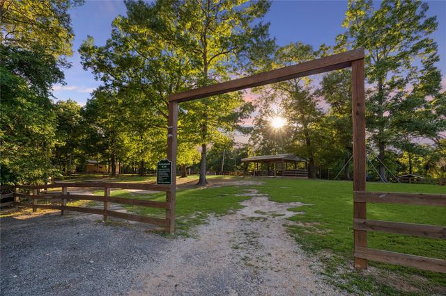 500 Lagoon Drive, Point Blank, TX 77364