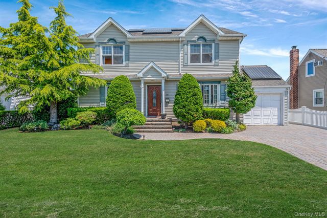 15 Lillian Place, Farmingdale, NY 11735