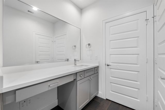 2737 Clinton Drive, Houston, TX 77020