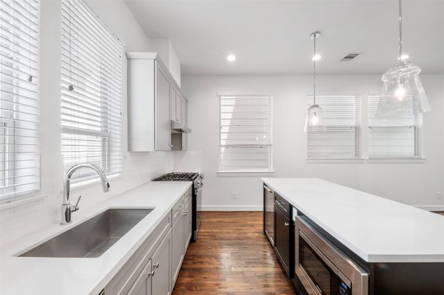 2737 Clinton Drive, Houston, TX 77020