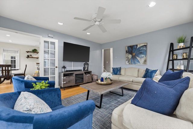 621 E Hampton ROAD, Whitefish Bay, WI 53217