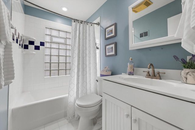 621 E Hampton ROAD, Whitefish Bay, WI 53217