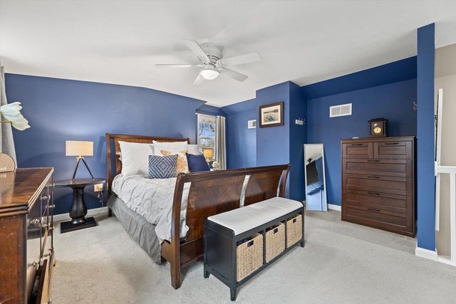 621 E Hampton ROAD, Whitefish Bay, WI 53217