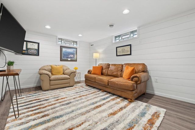 621 E Hampton ROAD, Whitefish Bay, WI 53217