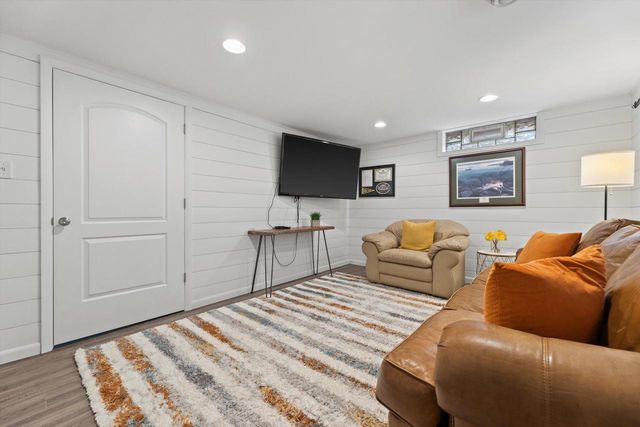 621 E Hampton ROAD, Whitefish Bay, WI 53217