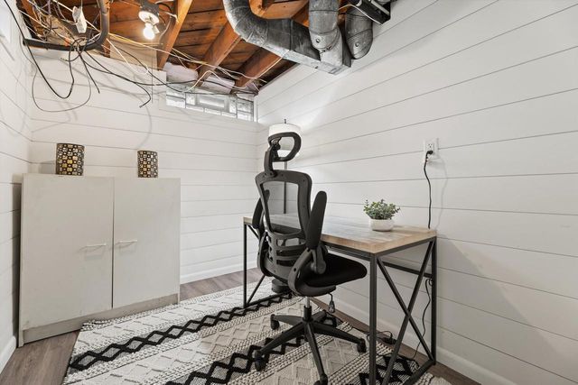 621 E Hampton ROAD, Whitefish Bay, WI 53217