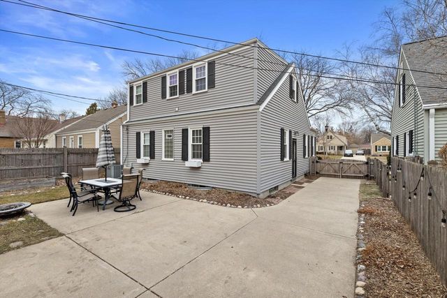 621 E Hampton ROAD, Whitefish Bay, WI 53217