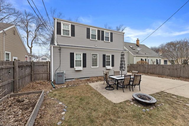 621 E Hampton ROAD, Whitefish Bay, WI 53217