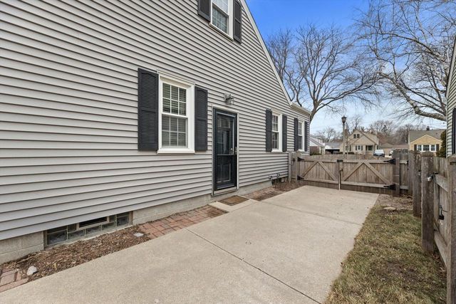 621 E Hampton ROAD, Whitefish Bay, WI 53217