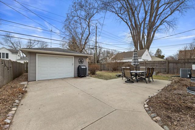 621 E Hampton ROAD, Whitefish Bay, WI 53217