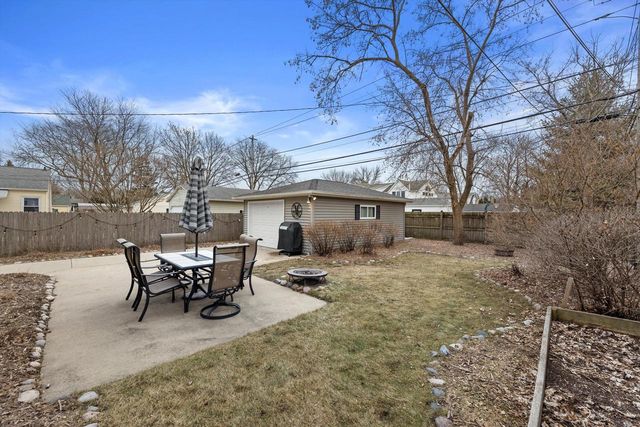 621 E Hampton ROAD, Whitefish Bay, WI 53217