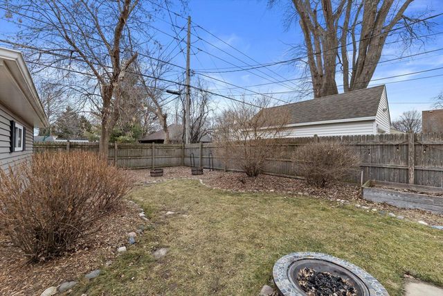 621 E Hampton ROAD, Whitefish Bay, WI 53217