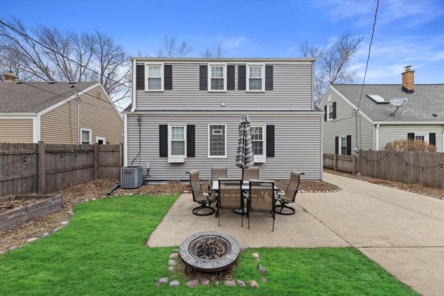 621 E Hampton ROAD, Whitefish Bay, WI 53217