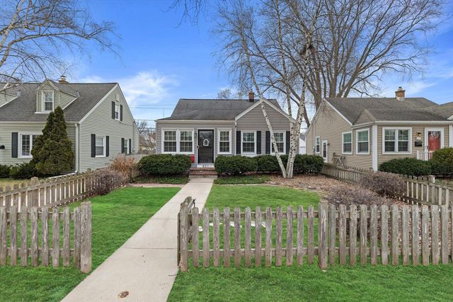 621 E Hampton ROAD, Whitefish Bay, WI 53217