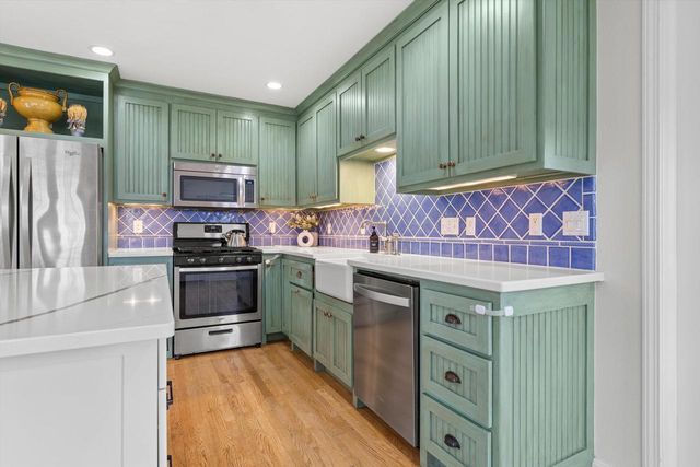 621 E Hampton ROAD, Whitefish Bay, WI 53217