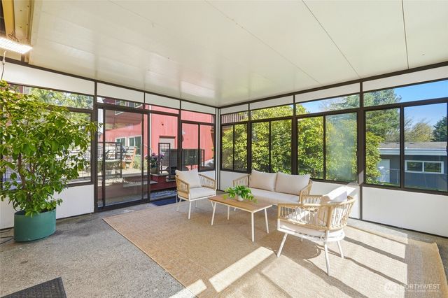 9524 20th Ave NE, Seattle, WA 98115