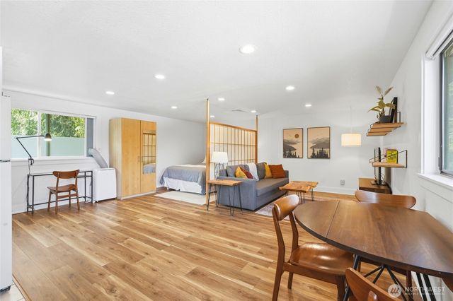 9524 20th Ave NE, Seattle, WA 98115