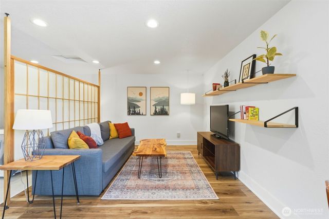 9524 20th Ave NE, Seattle, WA 98115