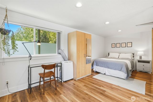 9524 20th Ave NE, Seattle, WA 98115