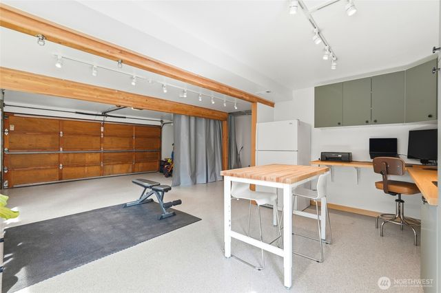 9524 20th Ave NE, Seattle, WA 98115