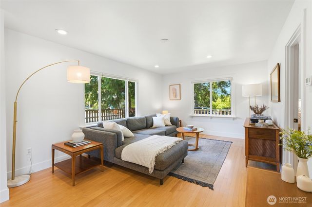 9524 20th Ave NE, Seattle, WA 98115