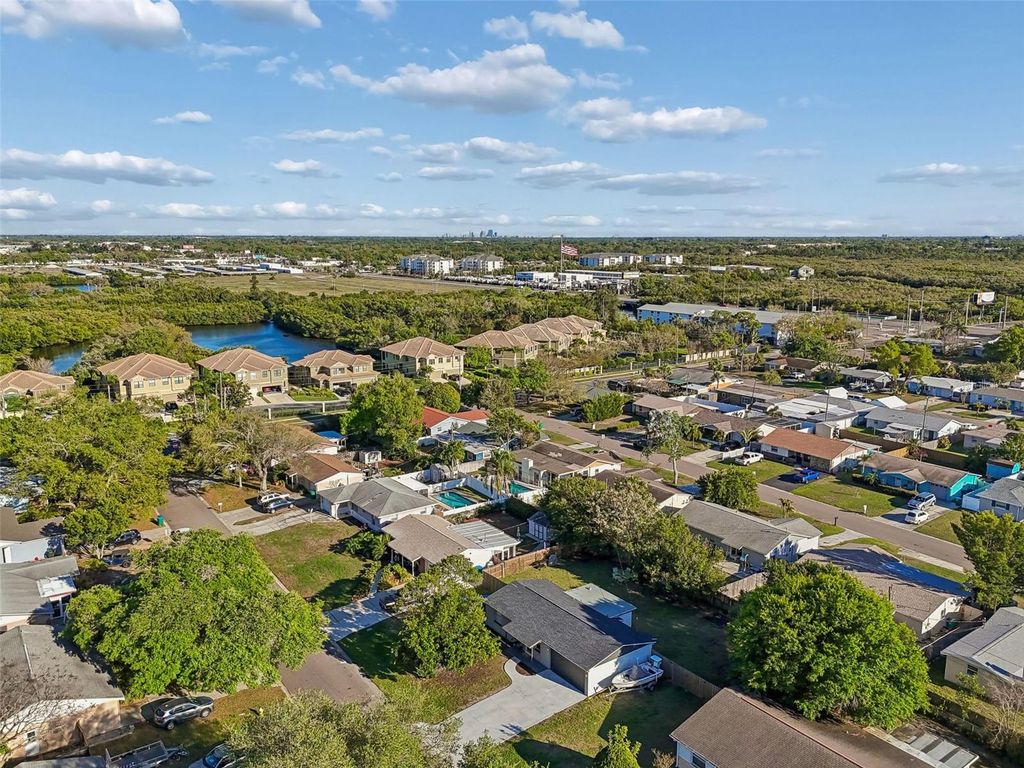 Image 37 of property listing at 8356 77TH AVENUE, Seminole, FL 33777