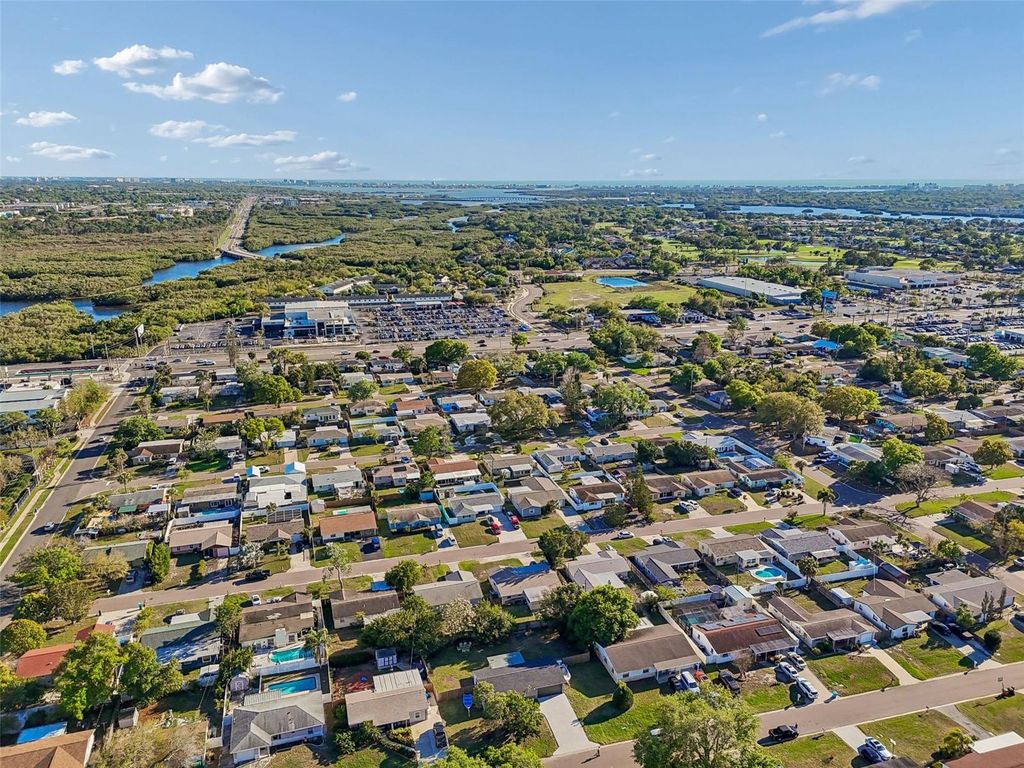 Image 41 of property listing at 8356 77TH AVENUE, Seminole, FL 33777