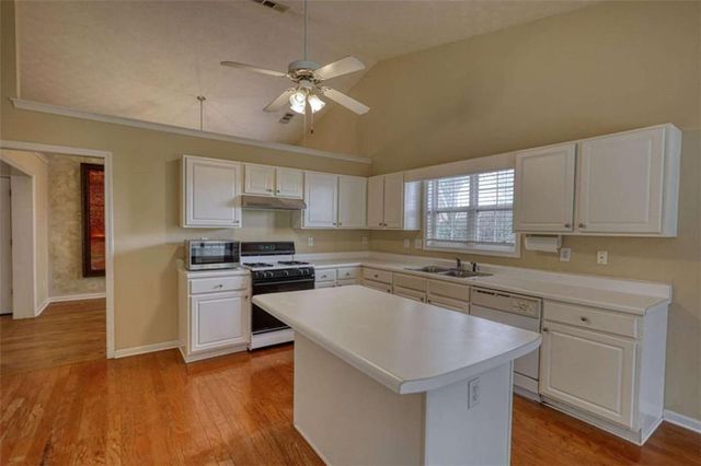 565 Ambur Lake Dr, Lawrenceville, GA 30043