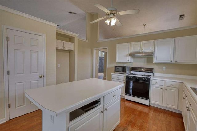 565 Ambur Lake Dr, Lawrenceville, GA 30043