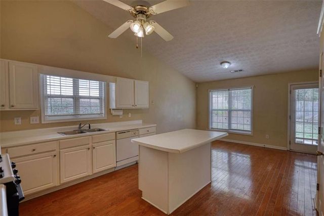 565 Ambur Lake Dr, Lawrenceville, GA 30043