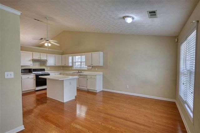 565 Ambur Lake Dr, Lawrenceville, GA 30043