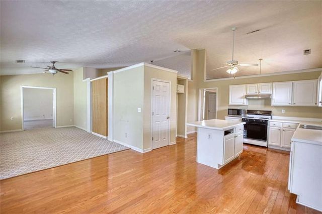 565 Ambur Lake Dr, Lawrenceville, GA 30043