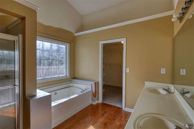 565 Ambur Lake Dr, Lawrenceville, GA 30043