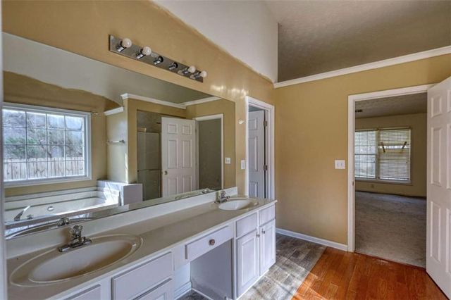 565 Ambur Lake Dr, Lawrenceville, GA 30043