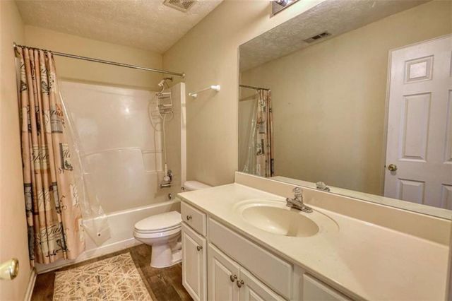 565 Ambur Lake Dr, Lawrenceville, GA 30043